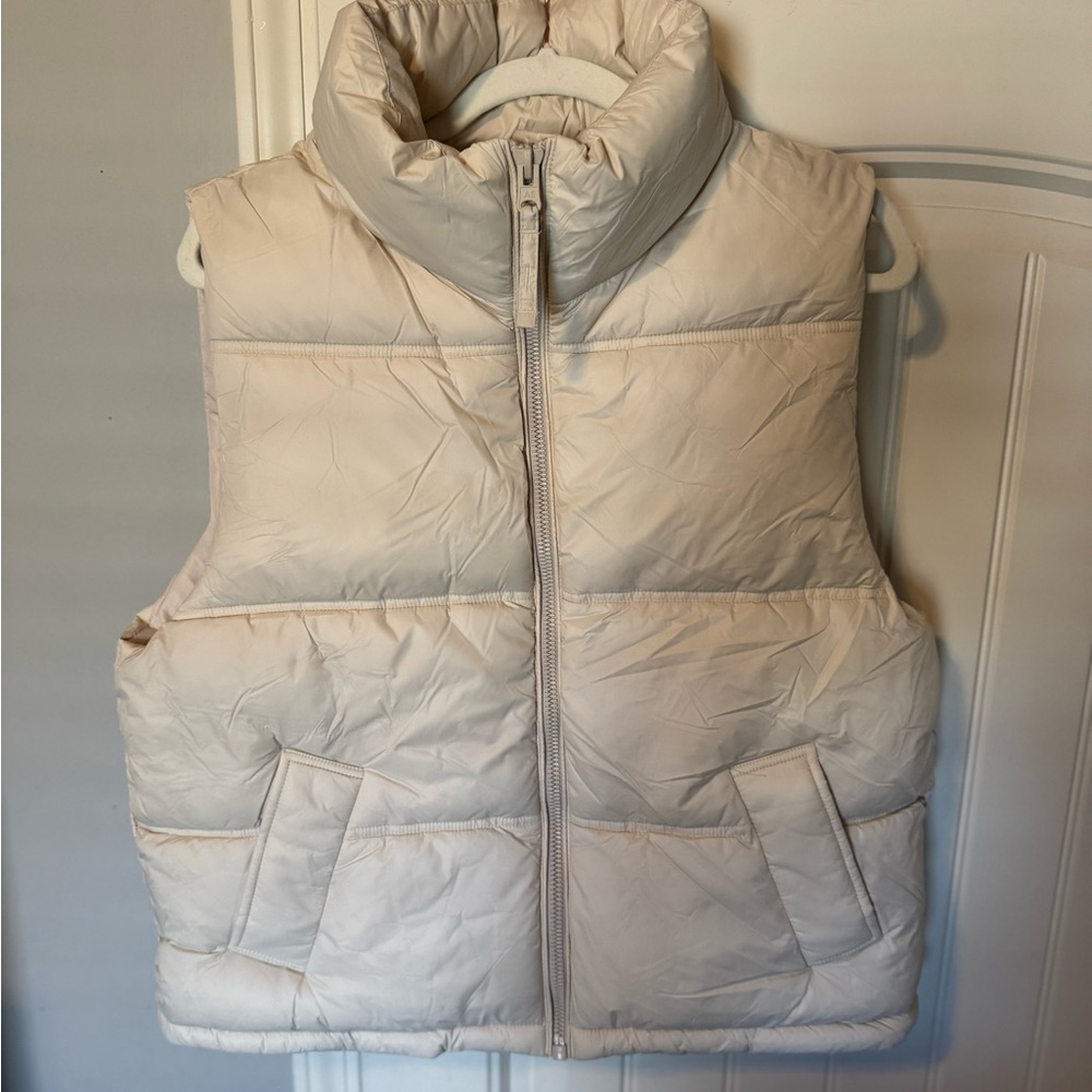 American Eagle Outfitters Cream Puffer Vest, size Medium